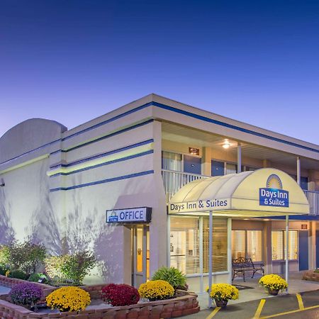 Days Inn & Suites By Wyndham Dayton North Екстериор снимка