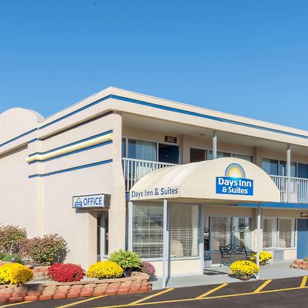 Days Inn & Suites By Wyndham Dayton North Екстериор снимка