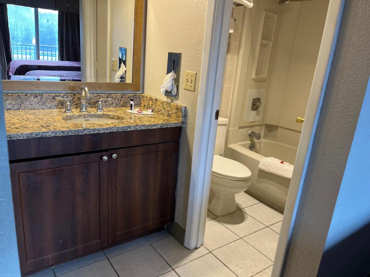 Days Inn & Suites By Wyndham Dayton North Екстериор снимка