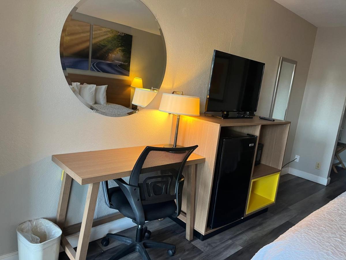 Days Inn & Suites By Wyndham Dayton North Екстериор снимка