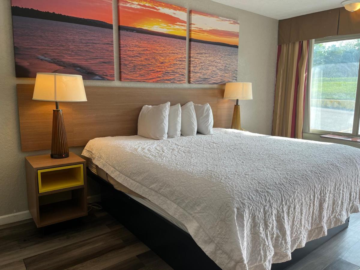 Days Inn & Suites By Wyndham Dayton North Екстериор снимка