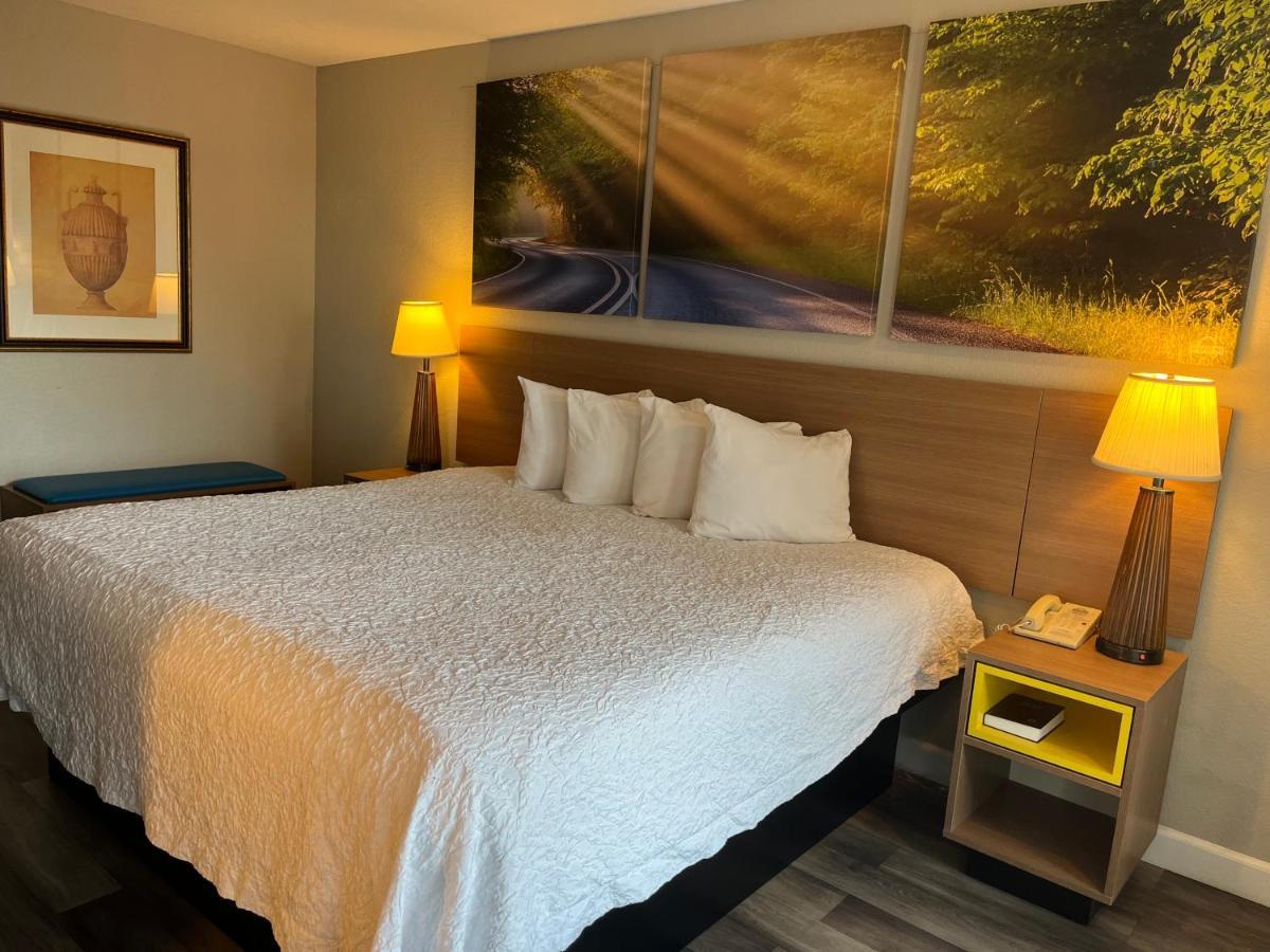 Days Inn & Suites By Wyndham Dayton North Екстериор снимка
