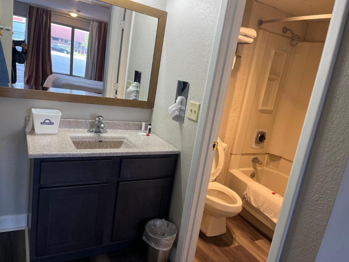 Days Inn & Suites By Wyndham Dayton North Екстериор снимка
