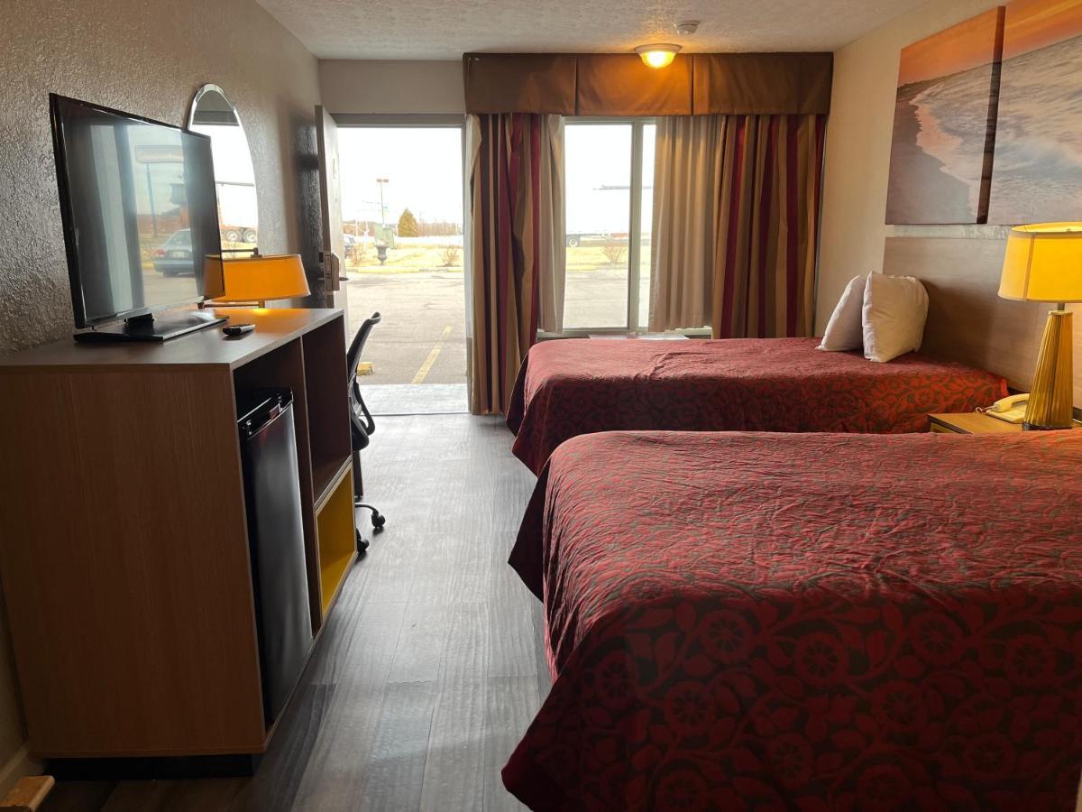 Days Inn & Suites By Wyndham Dayton North Екстериор снимка
