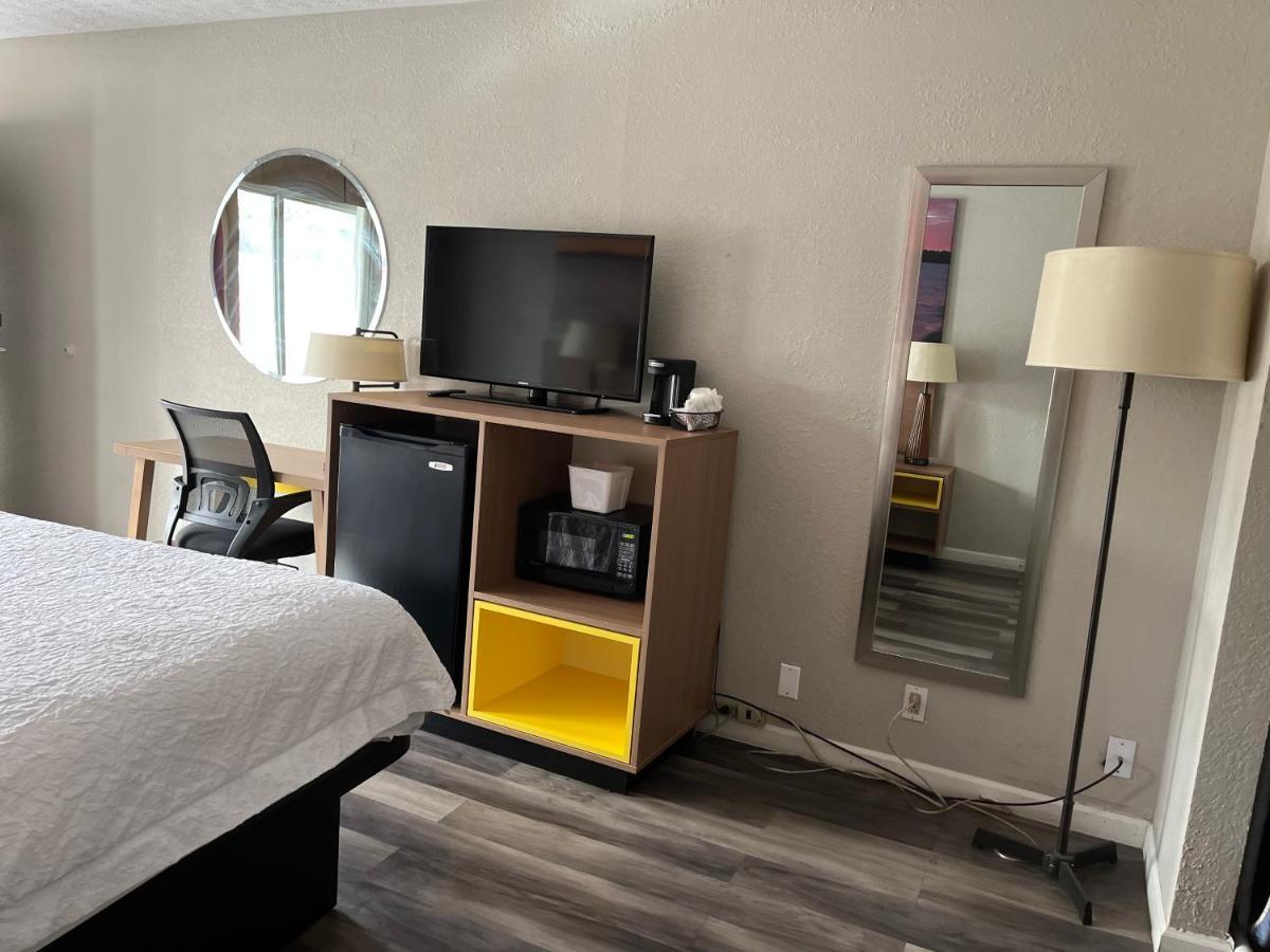 Days Inn & Suites By Wyndham Dayton North Екстериор снимка