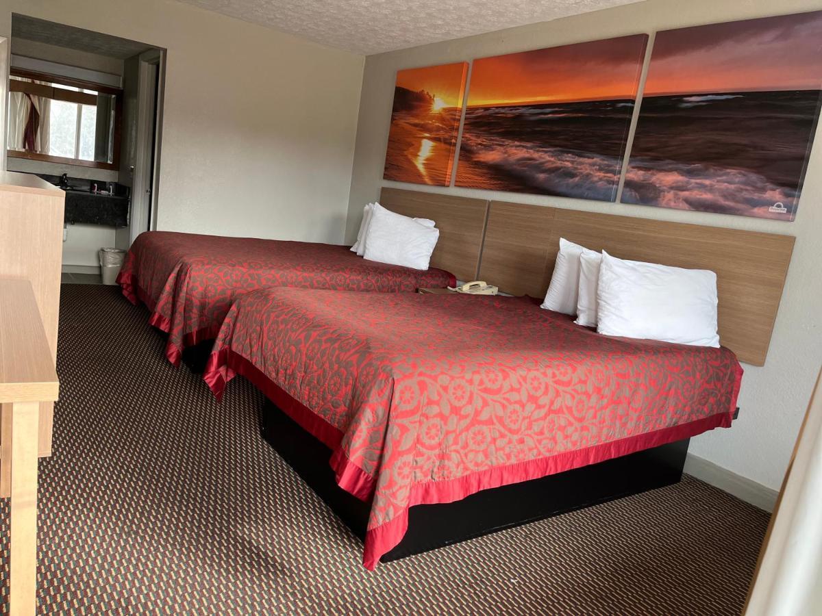 Days Inn & Suites By Wyndham Dayton North Екстериор снимка