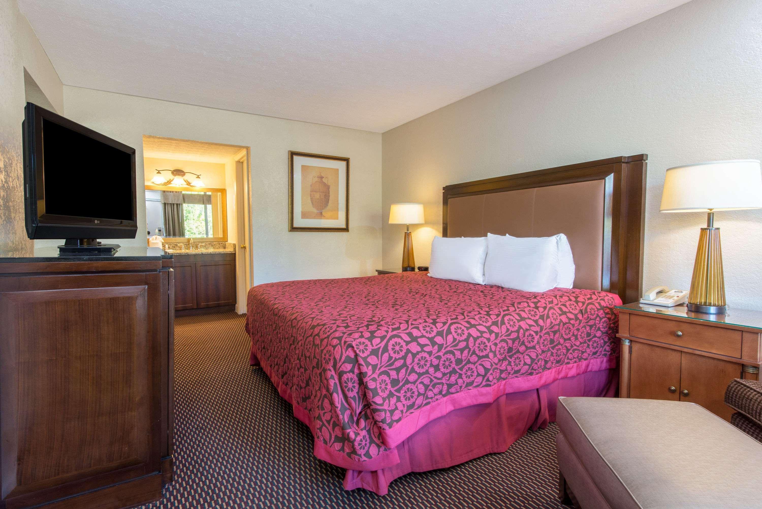 Days Inn & Suites By Wyndham Dayton North Екстериор снимка