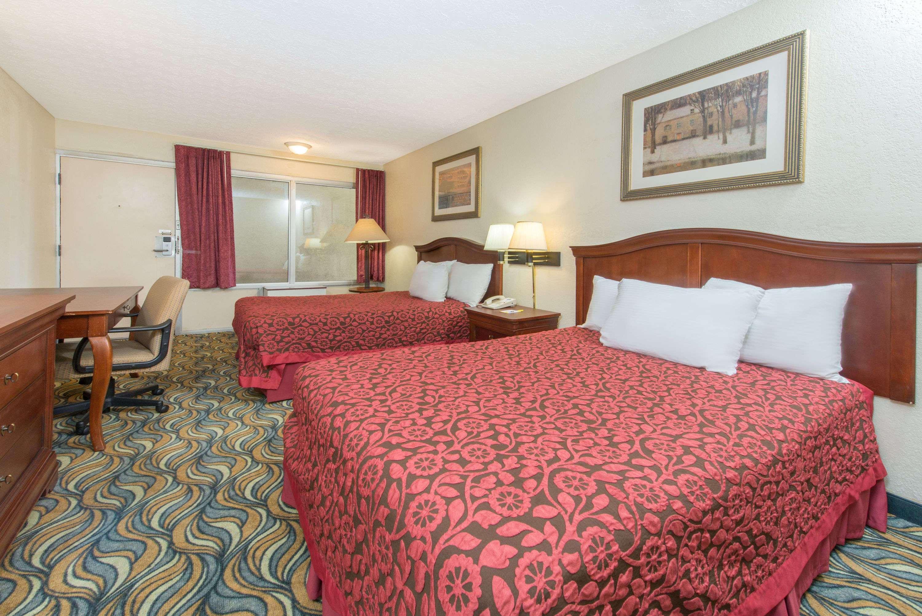 Days Inn & Suites By Wyndham Dayton North Екстериор снимка