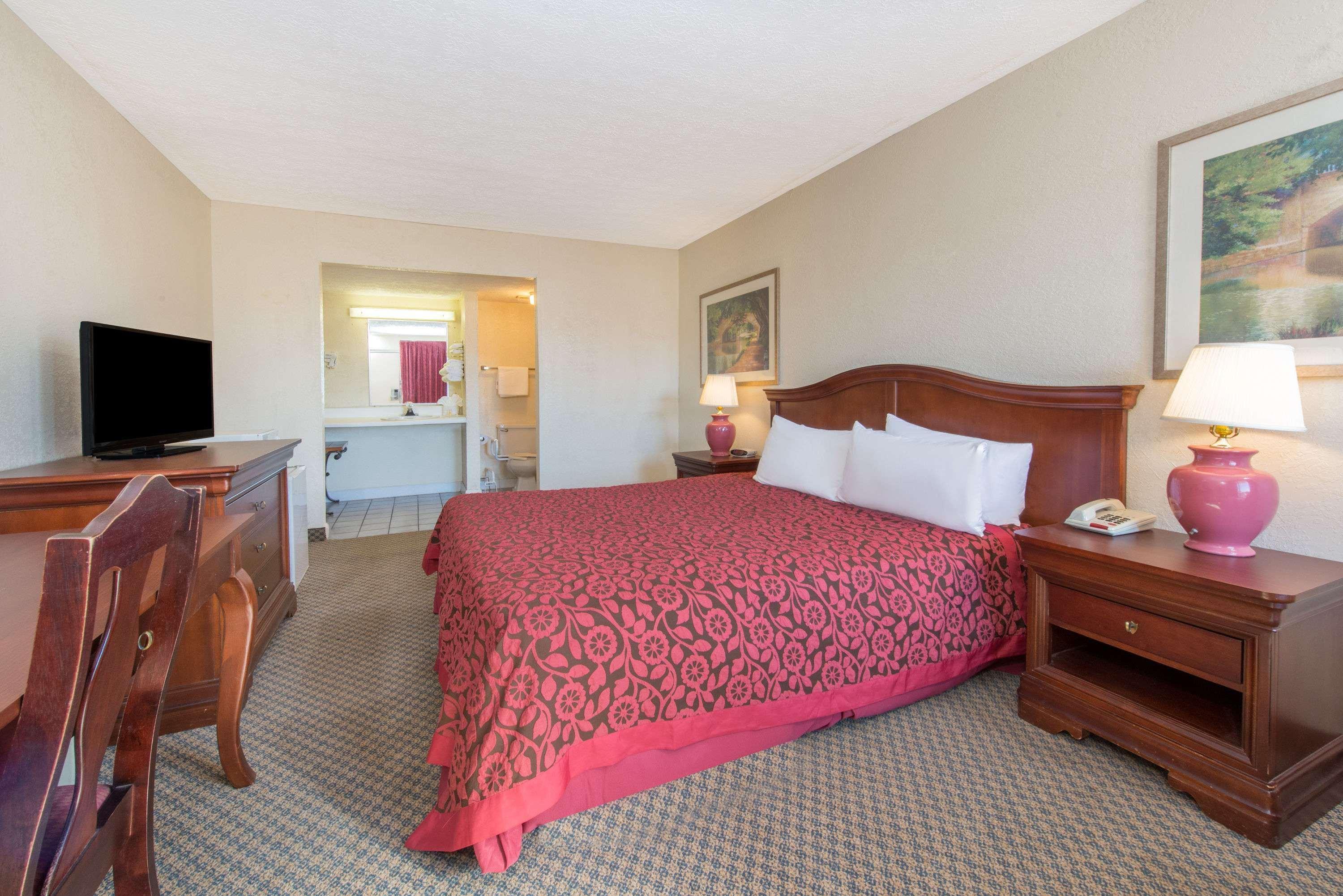 Days Inn & Suites By Wyndham Dayton North Екстериор снимка