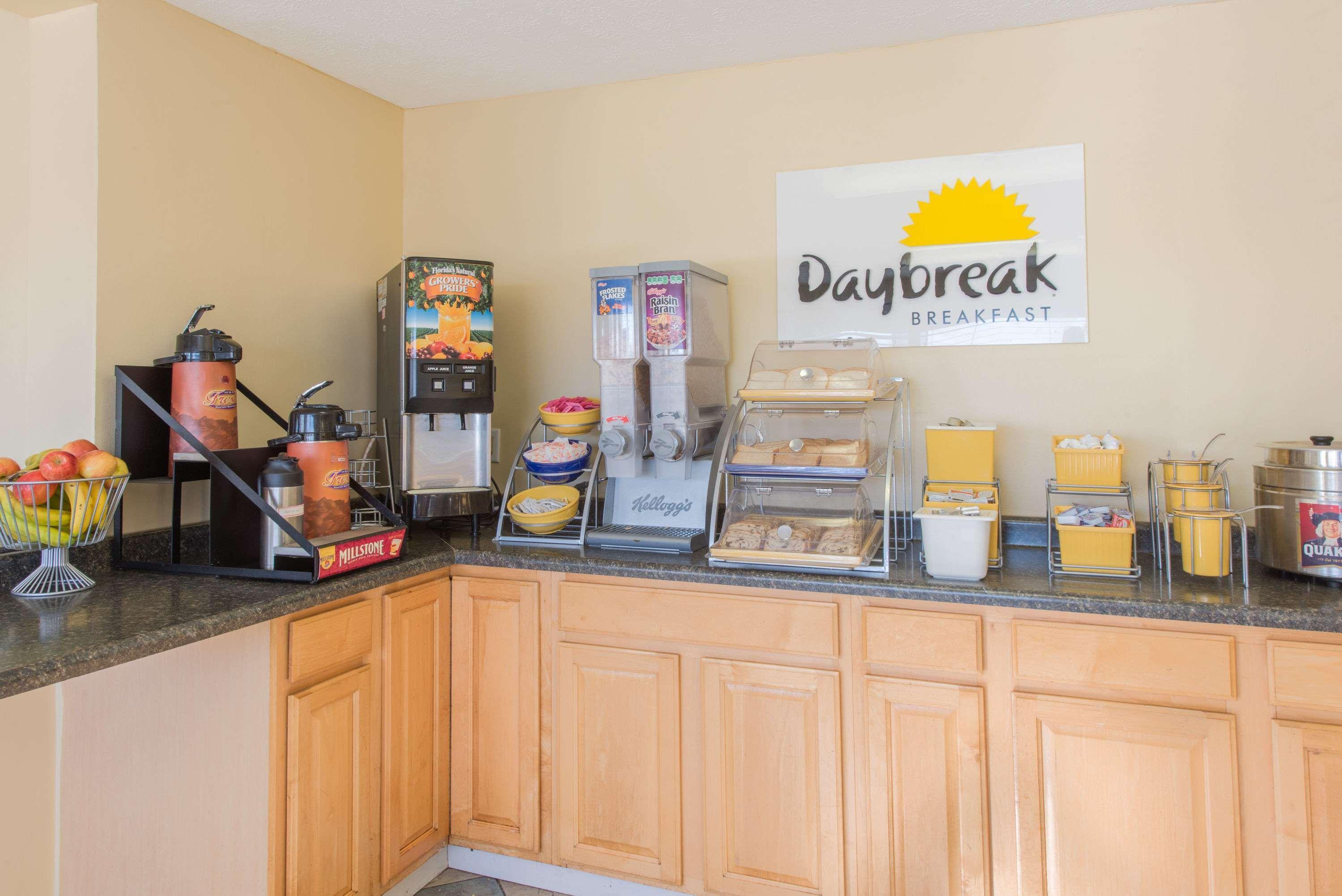 Days Inn & Suites By Wyndham Dayton North Екстериор снимка