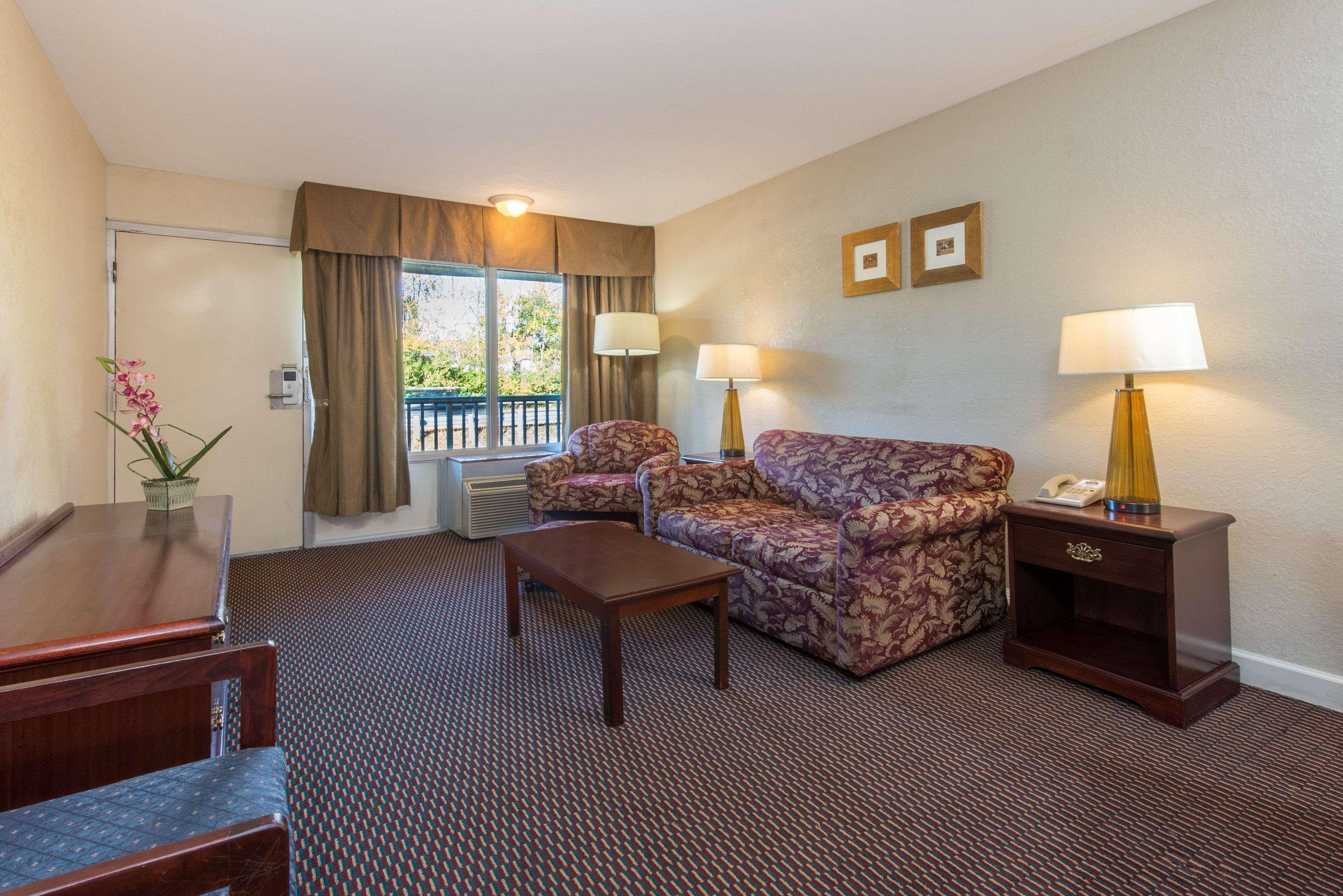 Days Inn & Suites By Wyndham Dayton North Екстериор снимка