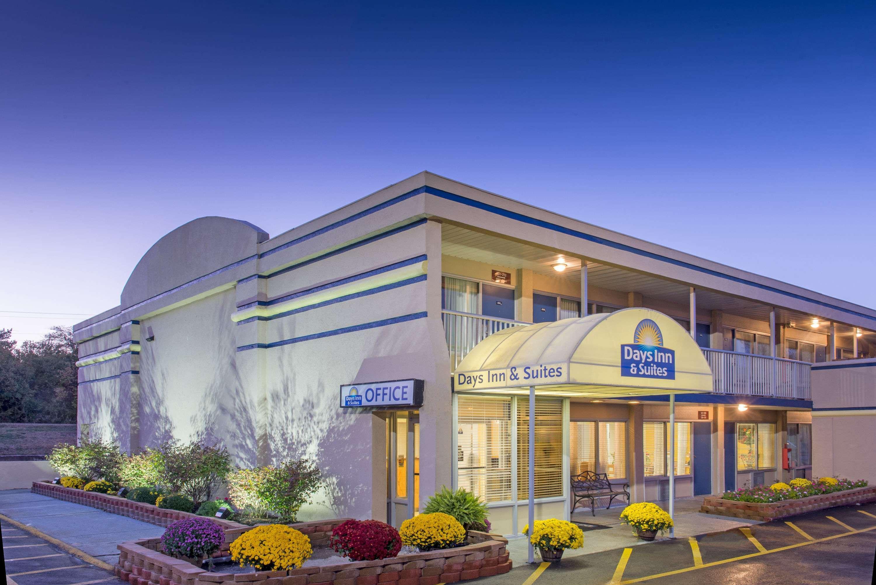 Days Inn & Suites By Wyndham Dayton North Екстериор снимка