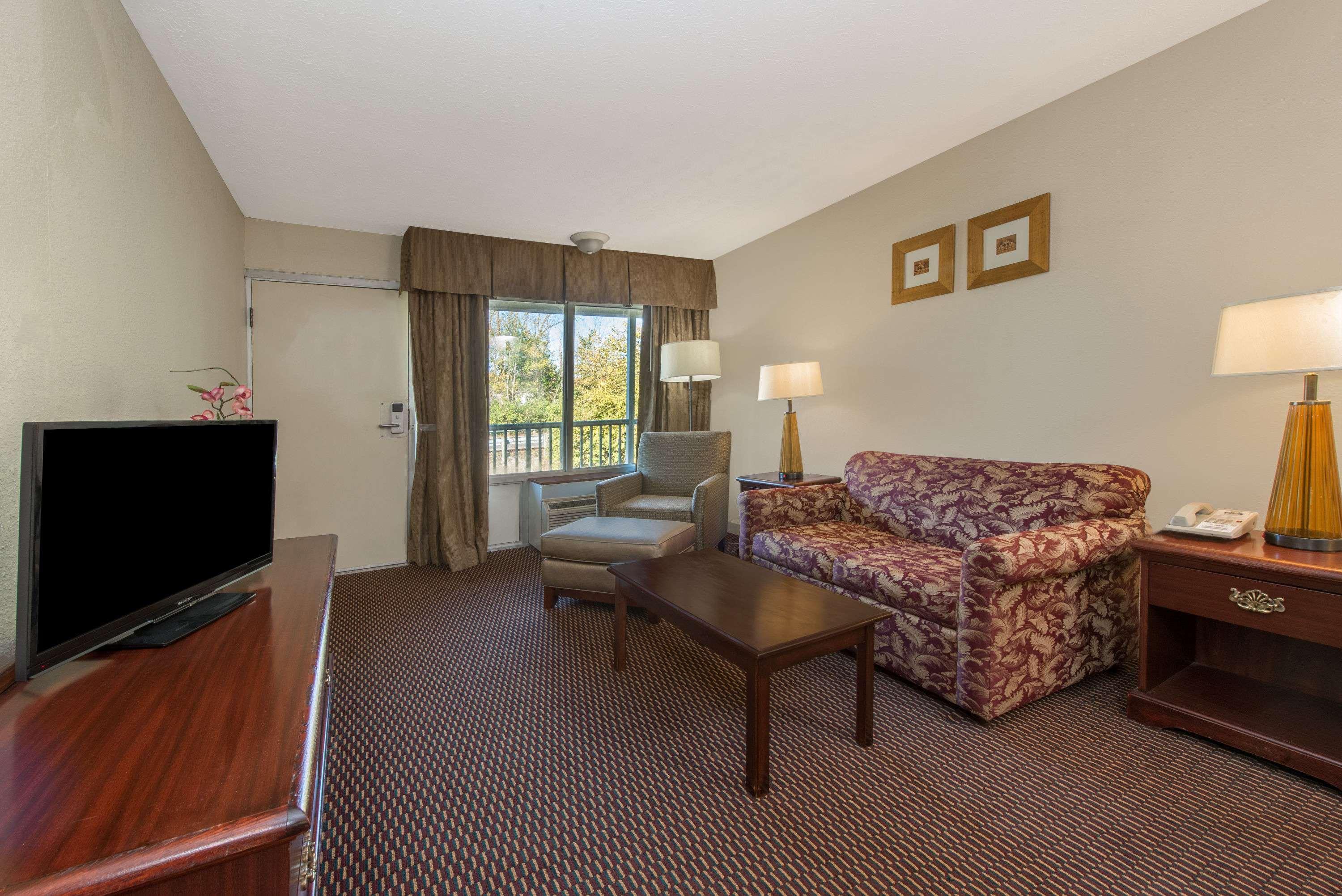 Days Inn & Suites By Wyndham Dayton North Екстериор снимка