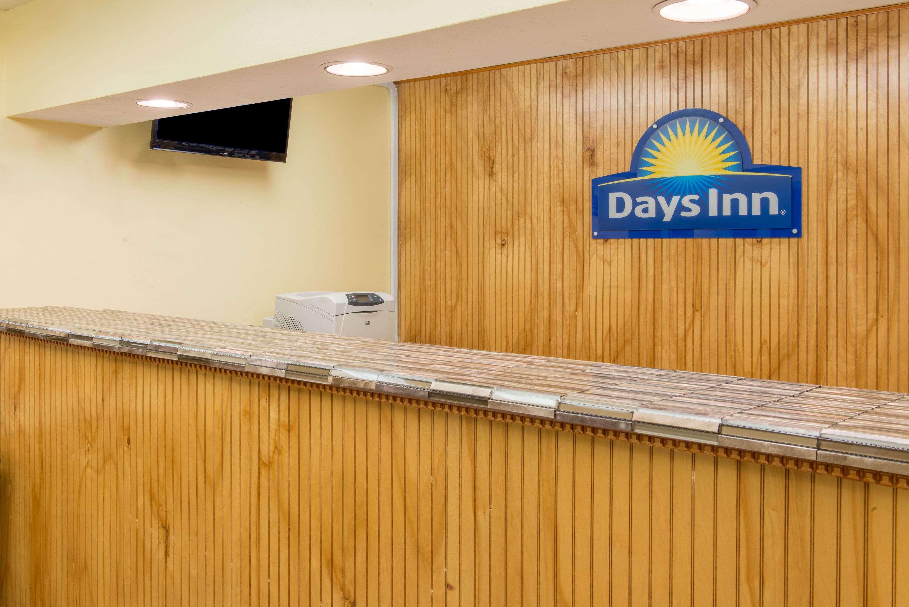 Days Inn & Suites By Wyndham Dayton North Екстериор снимка