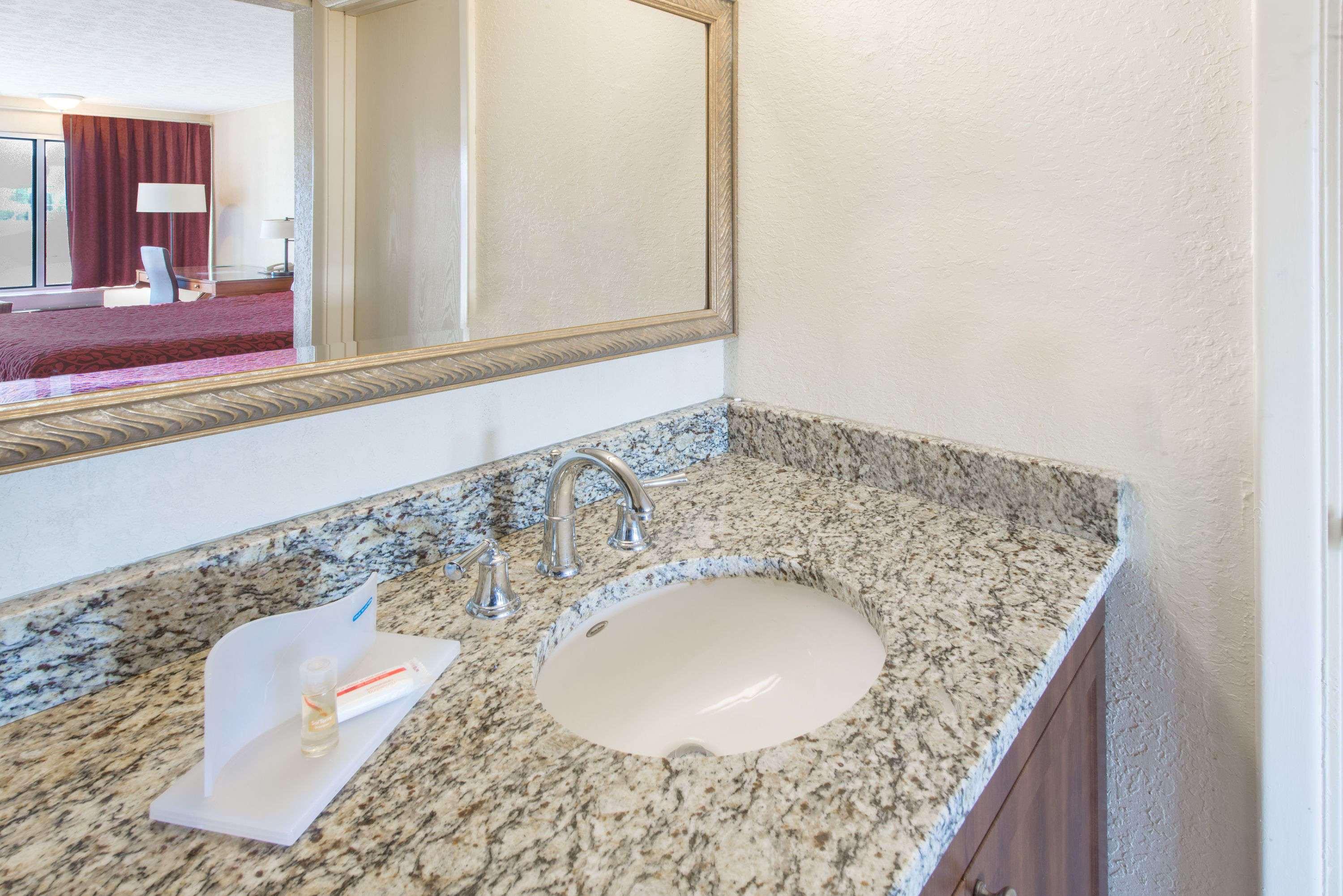 Days Inn & Suites By Wyndham Dayton North Екстериор снимка